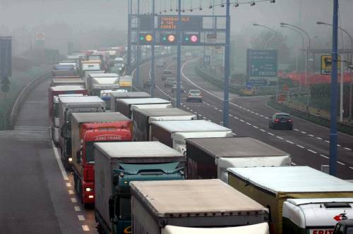 Sciopero dei tir, code e disagi 
Mercoledì Italia senza benzina