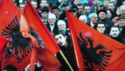 Il Kosovo marcia verso l’indipendenza L’Europa cerca  ancora un accordo