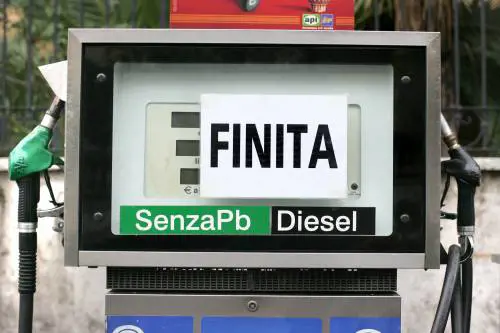 Tir precettati da mezzanotte 
Benzina, l'Italia resta a secco