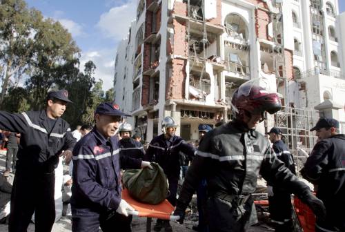 Algeri, due attacchi 
E' strage: 67 morti 
Rivendica Al Qaida