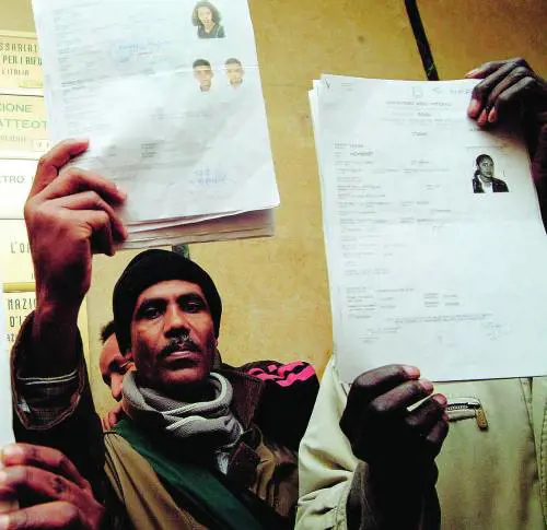 Immigrati, «sanatoria» via internet: Viminale in tilt