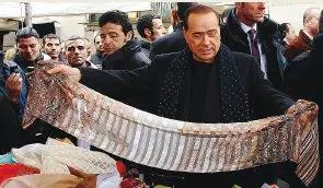 Silvio torna nel suo quartiere: "Qui raccoglievo scatoloni"