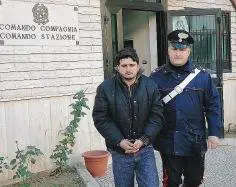 Accoltella moglie e figlia. E lascia una bambola sul letto della piccola