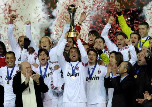 Milan mondiale, tifosi in festa a Milano tra gioia e sfottò anti-Inter