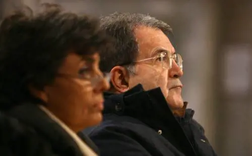Prodi contestato, difeso dalla moglie
