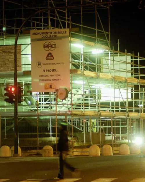 Lex chiesa dei vicoli e il monumento ai Mille illuminati pure di notte