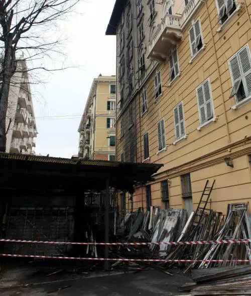 Rischia la vita per spegnere il rogo di un petardo