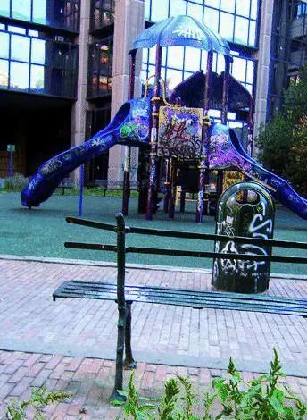 Nei giardini di plastica entrano le ruspe