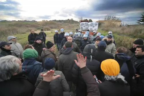 Rifiuti: roghi, blocchi e proteste