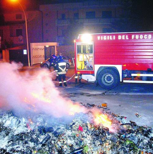 La rabbia dei pompieri nella trincea del fuoco: "Noi siamo in guerra"