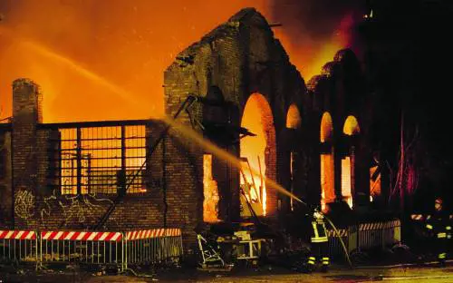 Brucia lex Mira Lanza, sfiorata la tragedia