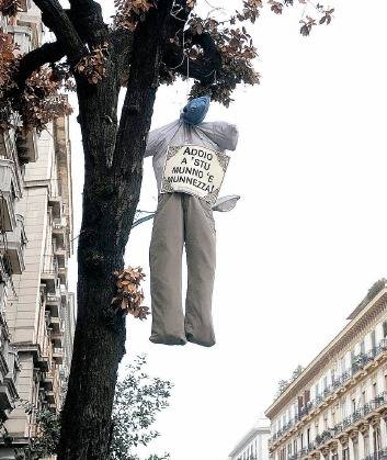 Rifiuti, la protesta-choc.
Manichini impiccati
per Iervolino e Bassolino 