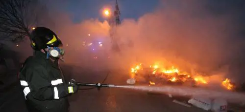 Sassi e bombe: ecco chi guida la rivolta 
dei rifiuti. Assaltato il commissariato