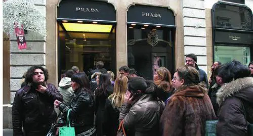 Nel primo giorno di saldi assalto ai negozi già alle 8