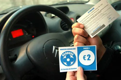 Ecopass, nessuna congestione e traffico ridotto 
ma c'è chi passa dai 6 varchi per bus e taxi