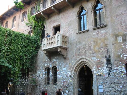 Verona, chiude la casa di Giulietta: 7 giorni per pulirla dalle firme