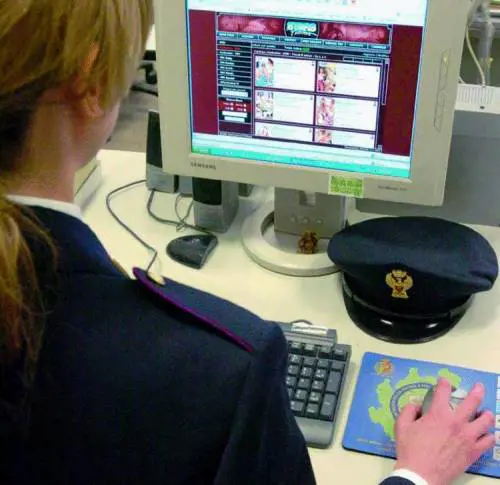 Sito internet erotico a nome del compagno: tre studenti nei guai