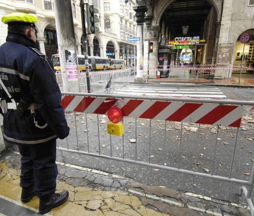Crolla il soffitto di via Venti e via Ceccardi resta chiusa