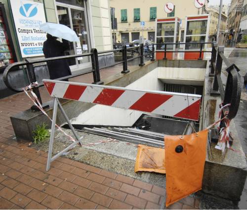 Il sottopasso sbarrato «spinge» la gente in strada