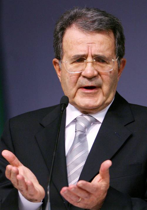 Prodi s’accorge dei rifiuti: "È una vergogna". Poi attacca le Regioni