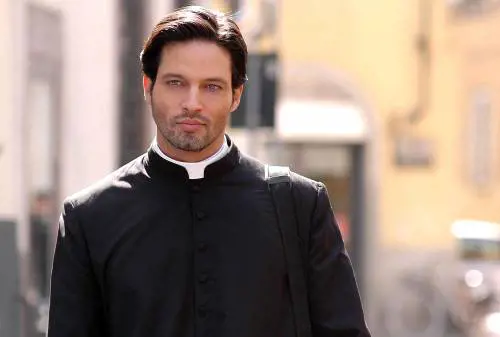 Garko: "Sì, sono troppo bello ma provo a fare il prete"