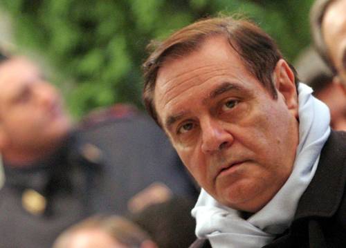 Mastella indagato con la moglie: 
"Gestiva la rete delle nomine" 
Ma Prodi respinge le dimissioni