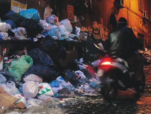 Piove in Campania e "munnezza city" galleggia tra i rifiuti