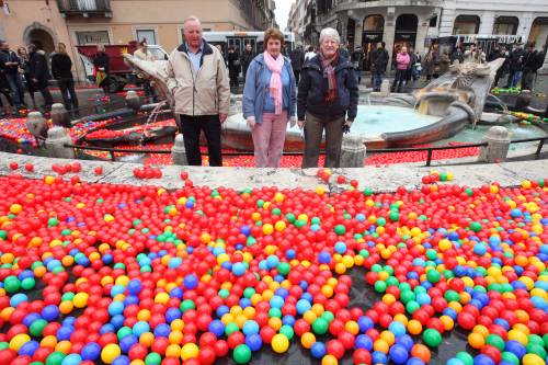 Nuovo blitz futurista: palle in piazza di Spagna