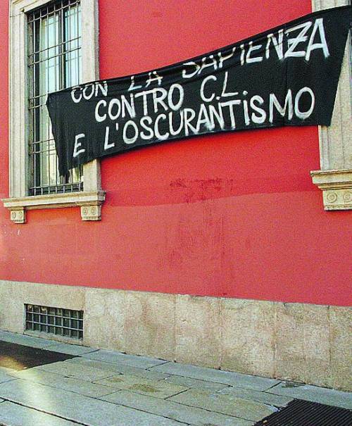 Volantini per Benedetto XVI, universitari aggrediti