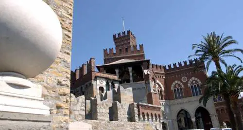 LEtnomedicina si mette in mostra dentro il castello