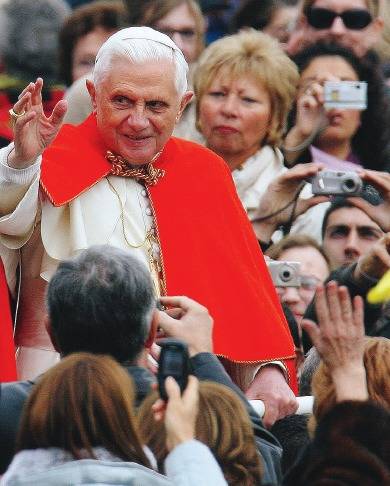 Migliaia verso San Pietro per protestare contro il bavaglio al Pontefice