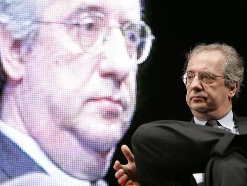 Vanno a casa davvero. Veltroni scioglie l’Unione: il Pd corre da solo