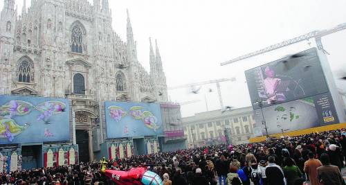 Diecimila fedeli in piazza Duomo: Milano abbraccia Benedetto XVI