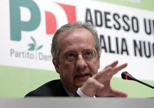 Il Pd ora spinge per il governo "tecnico" 
Veltroni: "Evitare elezioni anticipate"