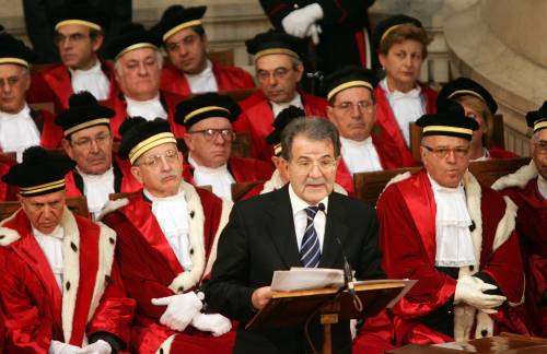 Il pg: "Magistrati, niente protagonismi" 
Prodi: "Giudici soggetti solo alla legge"