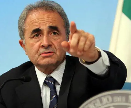 Parisi: "Sciagurata la linea del Pd". Fabris contro Veltroni: "Udeur egoista come lui"