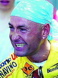 Pantani in fuga sulle strade liguri