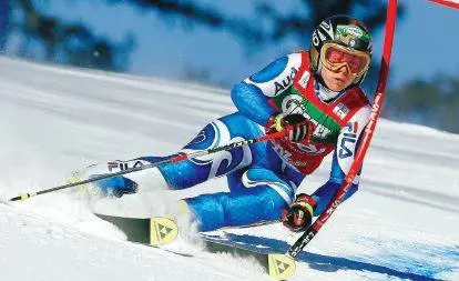 Sci, la Karbon rimonta e vince anche con la mano ingessata