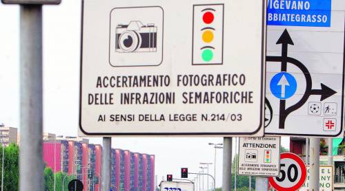 Semafori con foto e telecamere Migliaia di multe con il trucco