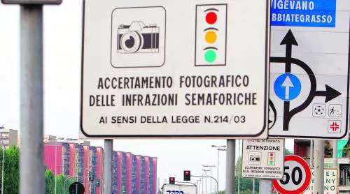 Semafori con foto e telecamere Migliaia di multe con il trucco