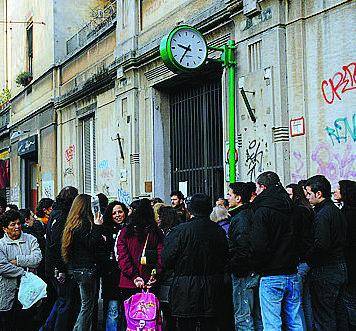 In via Solari  cittadini in strada contro il Comune