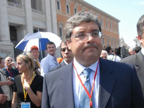 Il governo lo sospende, Cuffaro sfida 
Santoro: "Invitami ad AnnoZero"