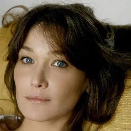 Carla Bruni chiede  
i documenti  per sposarsi