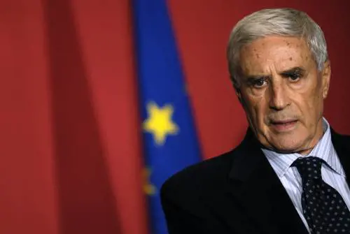 Marini: "Ho rimesso l'incarico 
Non c'è una maggioranza" 
Berlusconi e Fini: ora al voto