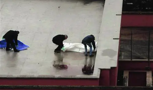 Ladro muore sul tetto di una scuola