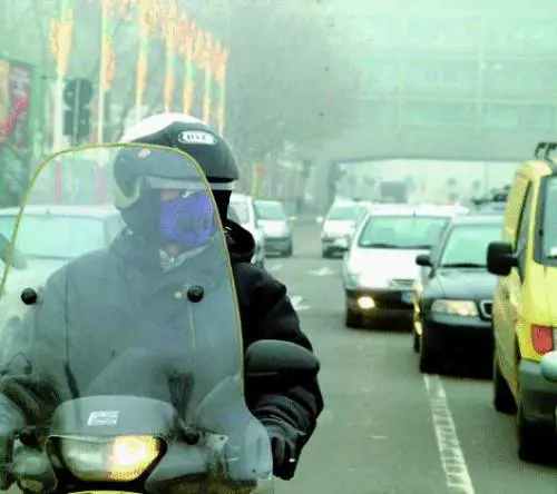 Prende la moto e scappa. Senza pagarla