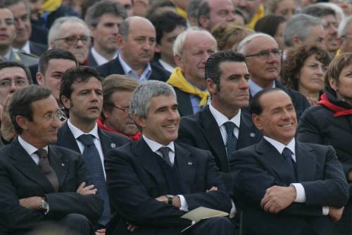Il Pd ha scelto: corre da solo 
Forza Italia: "Noi con la Cdl" 
Fini: coalizione semplificata