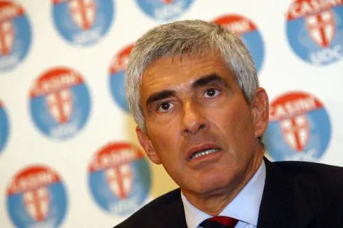 Casini tenta la fuga ma poi prende tempo: "Decidiamo giovedì"