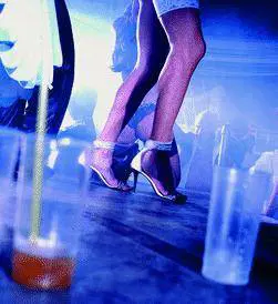 Spaccia droga per pagarsi la discoteca