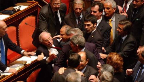 Finisce a botte la seduta anti brogli